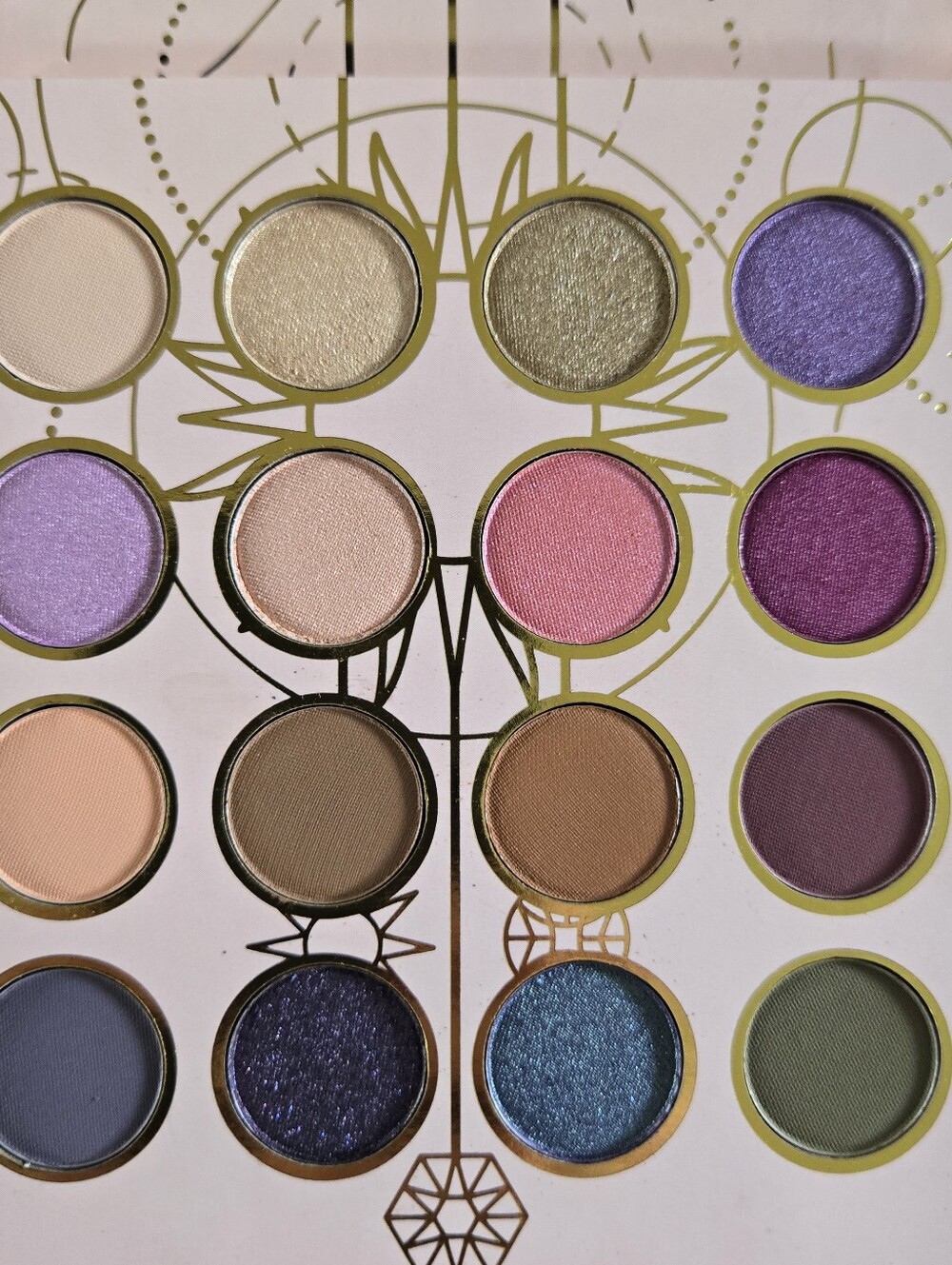 BH Cosmetics Romantic Nomad 16 Color Shadow Palette Brand New